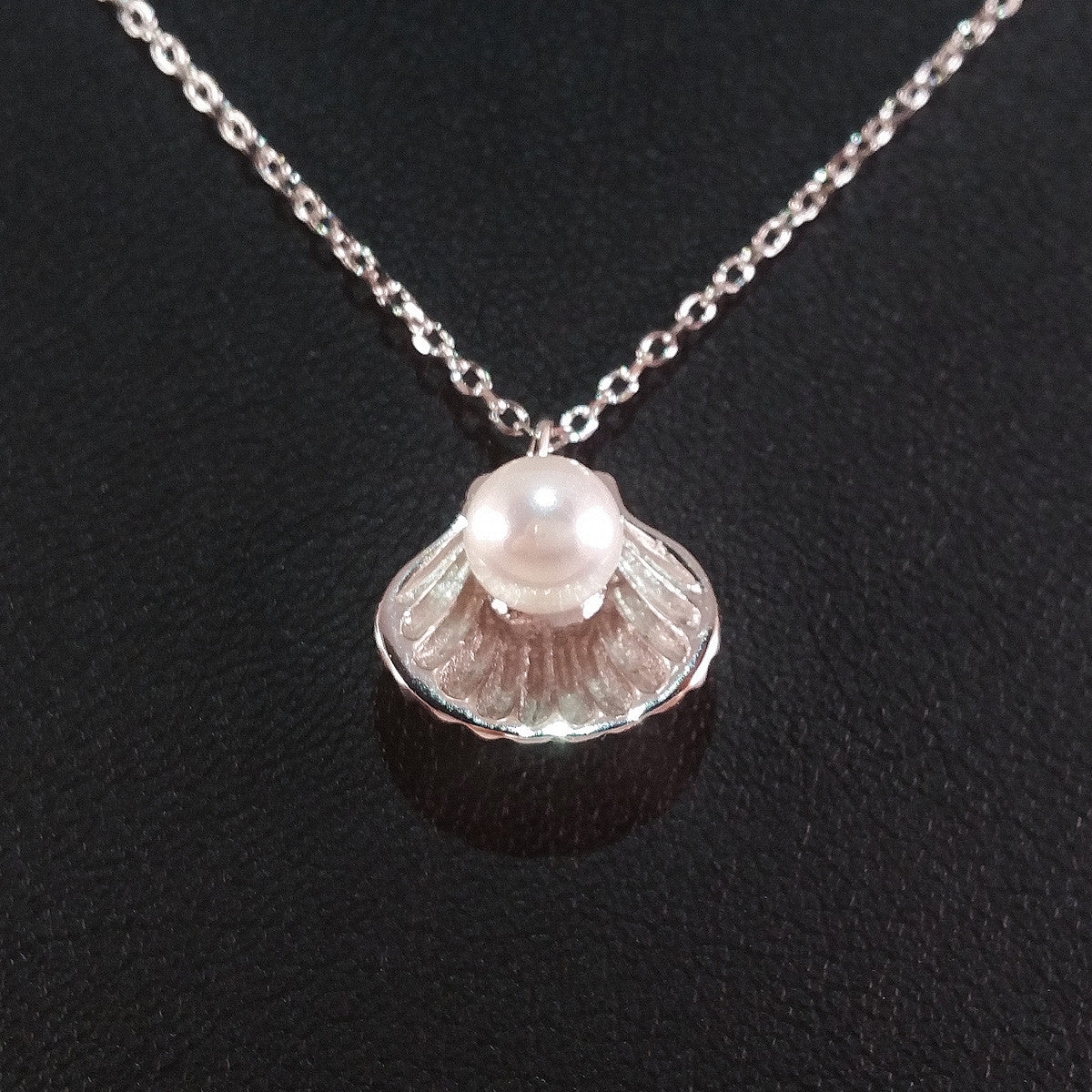 925 STERLING SILVER NECKLACE WITH GENUINE FRESHWATER PEARL SET IN SEA SHELL PENDANT.