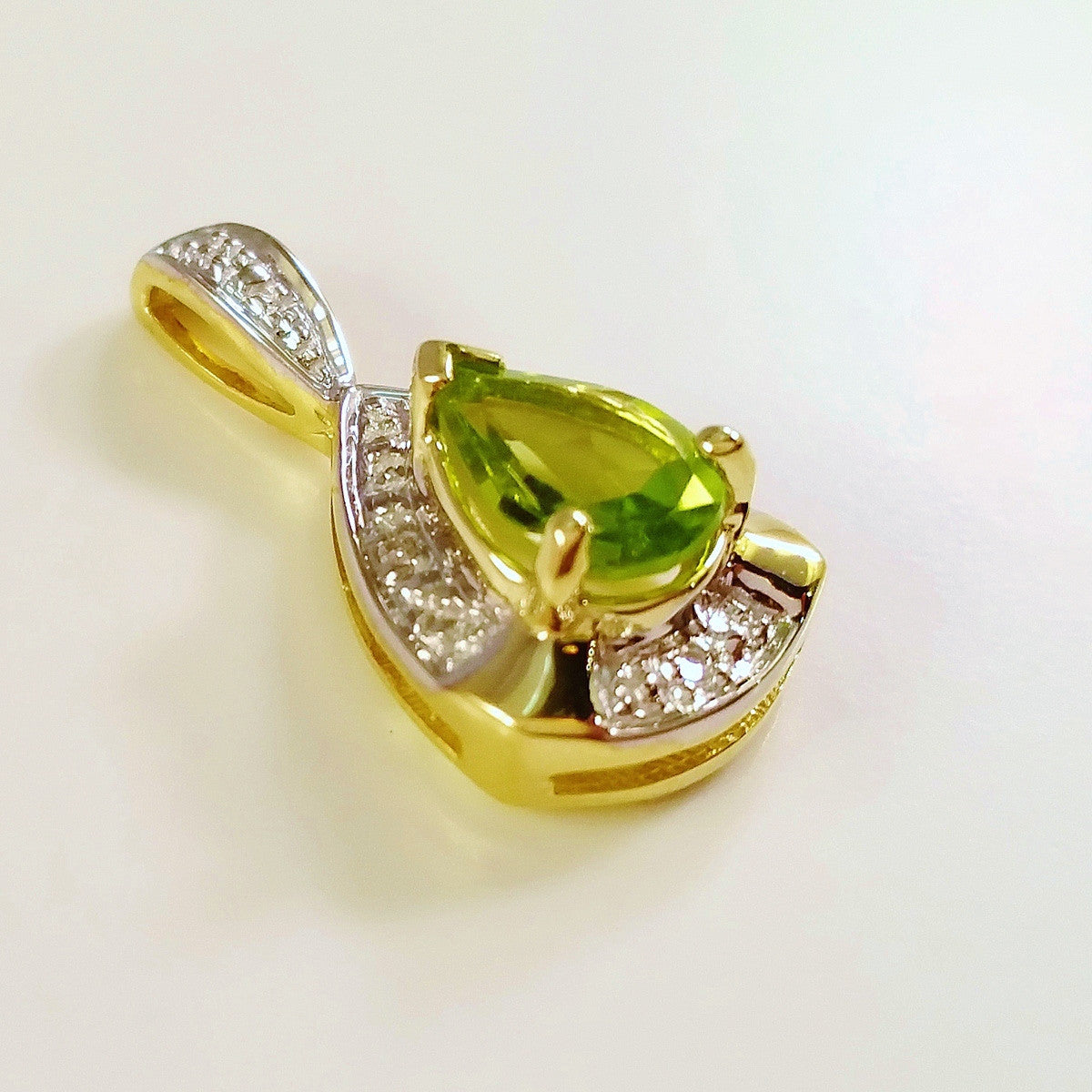 SOLID 9K YELLOW GOLD 0.70CT ART DECO STYLE NATURAL PERIDOT AND DIAMOND PENDANT.