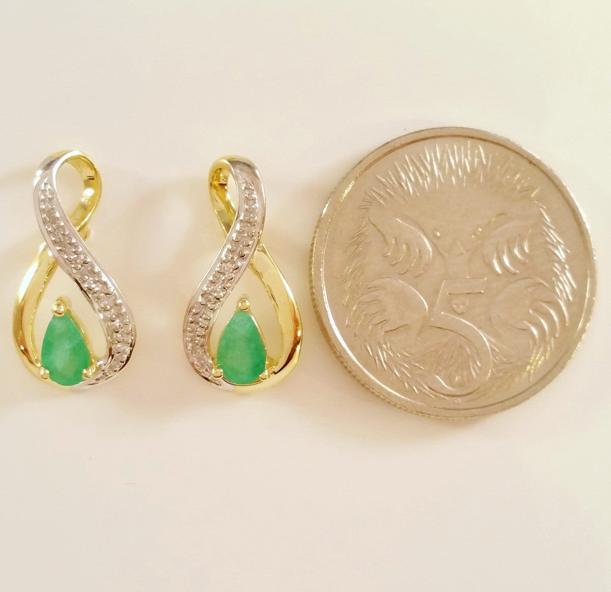 9K SOLID GOLD 0.40CT NATURAL EMERALD STUD EARRINGS WITH FOUR DIAMONDS.