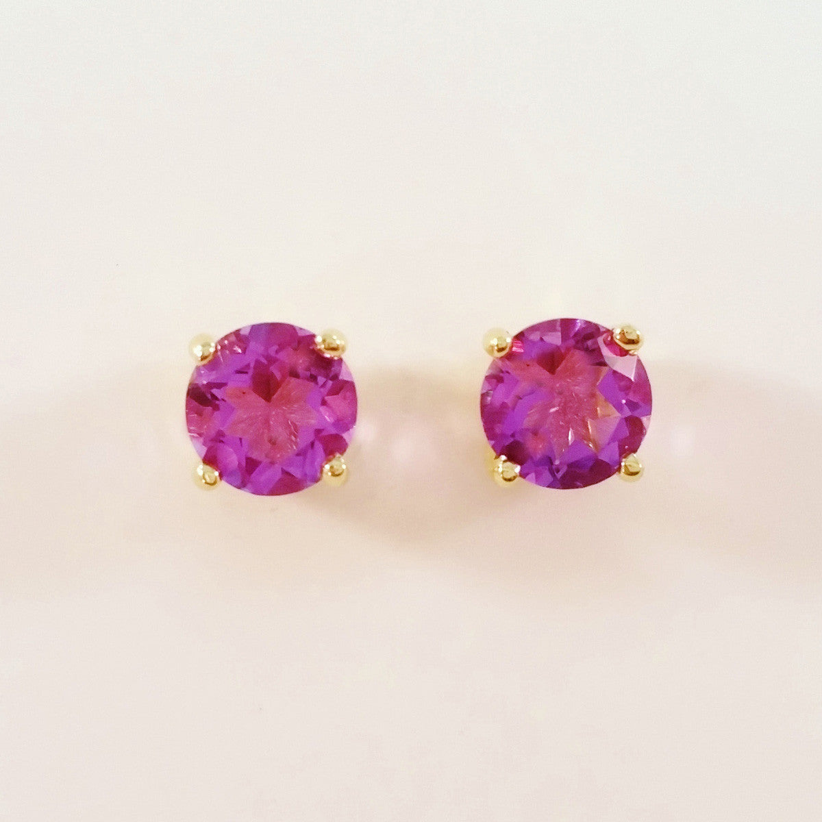 9K SOLID GOLD 0.91CT NATURAL PURPLE AMETHYST STUD EARRINGS.