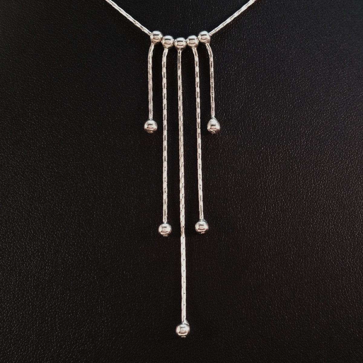 925 STERLING SILVER NECKLACE WITH FIVE FLOATING DROPS.