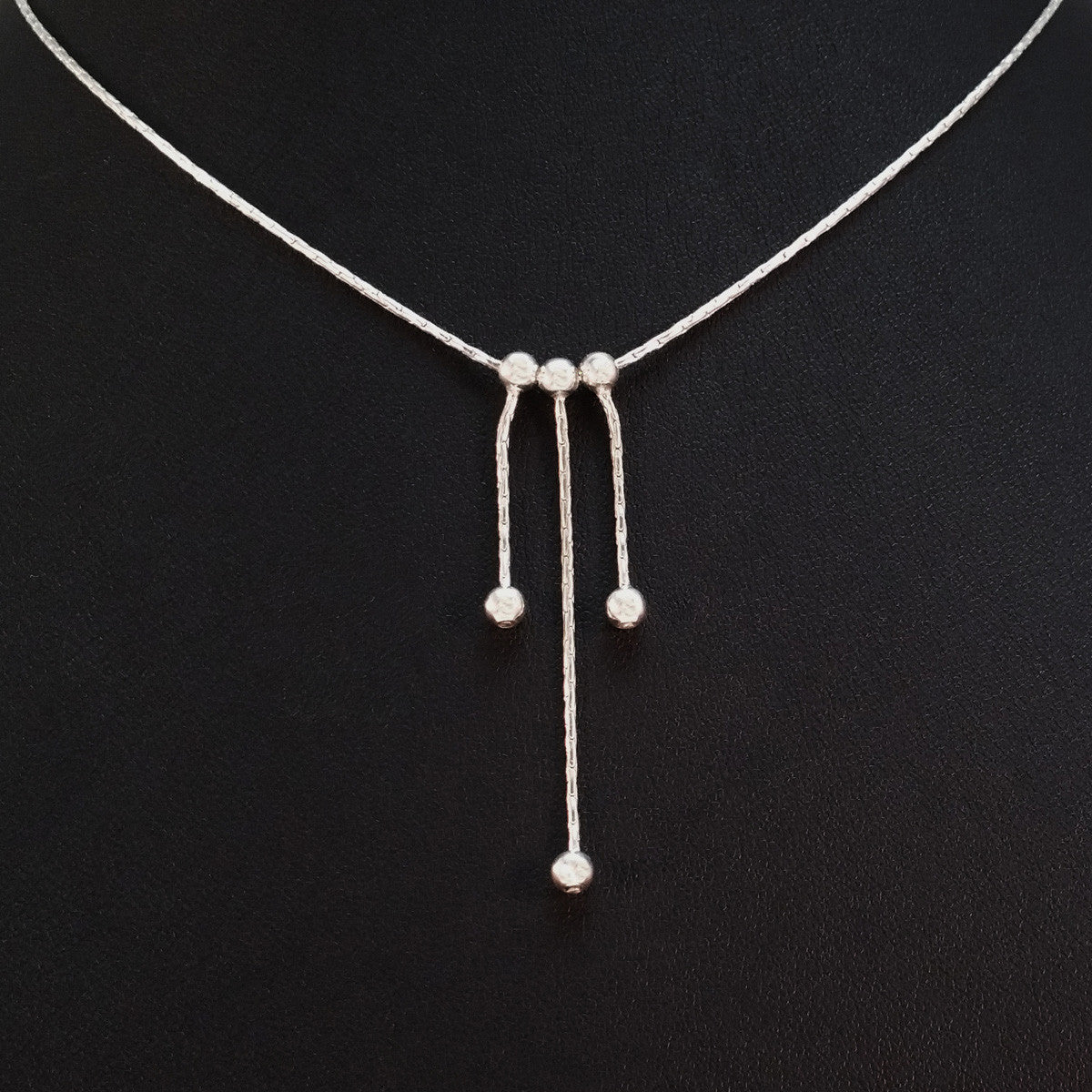 925 STERLING SILVER NECKLACE WITH THREE FLOATING DROPS.