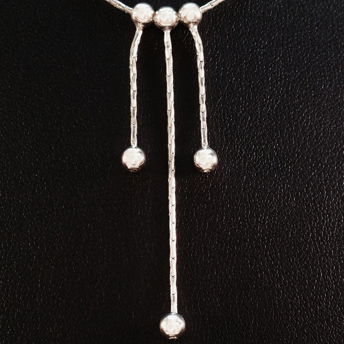 925 STERLING SILVER NECKLACE WITH THREE FLOATING DROPS.