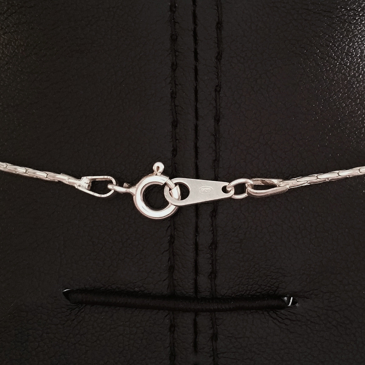 925 STERLING SILVER NECKLACE WITH FIVE FLOATING DROPS.