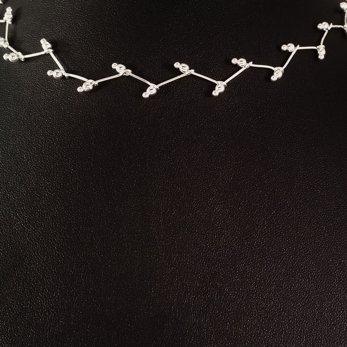 925 STERLING SILVER CHOKER WITH INTRICATE KINK DESIGN.