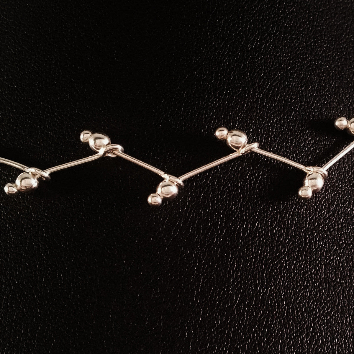925 STERLING SILVER CHOKER WITH INTRICATE KINK DESIGN.