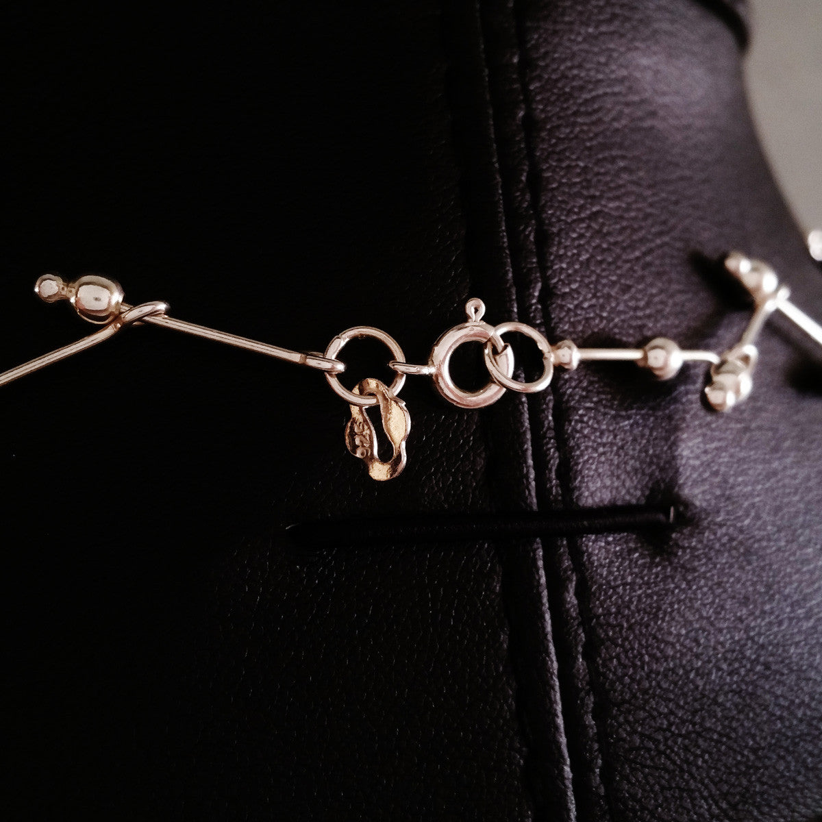 925 STERLING SILVER CHOKER WITH INTRICATE KINK DESIGN.