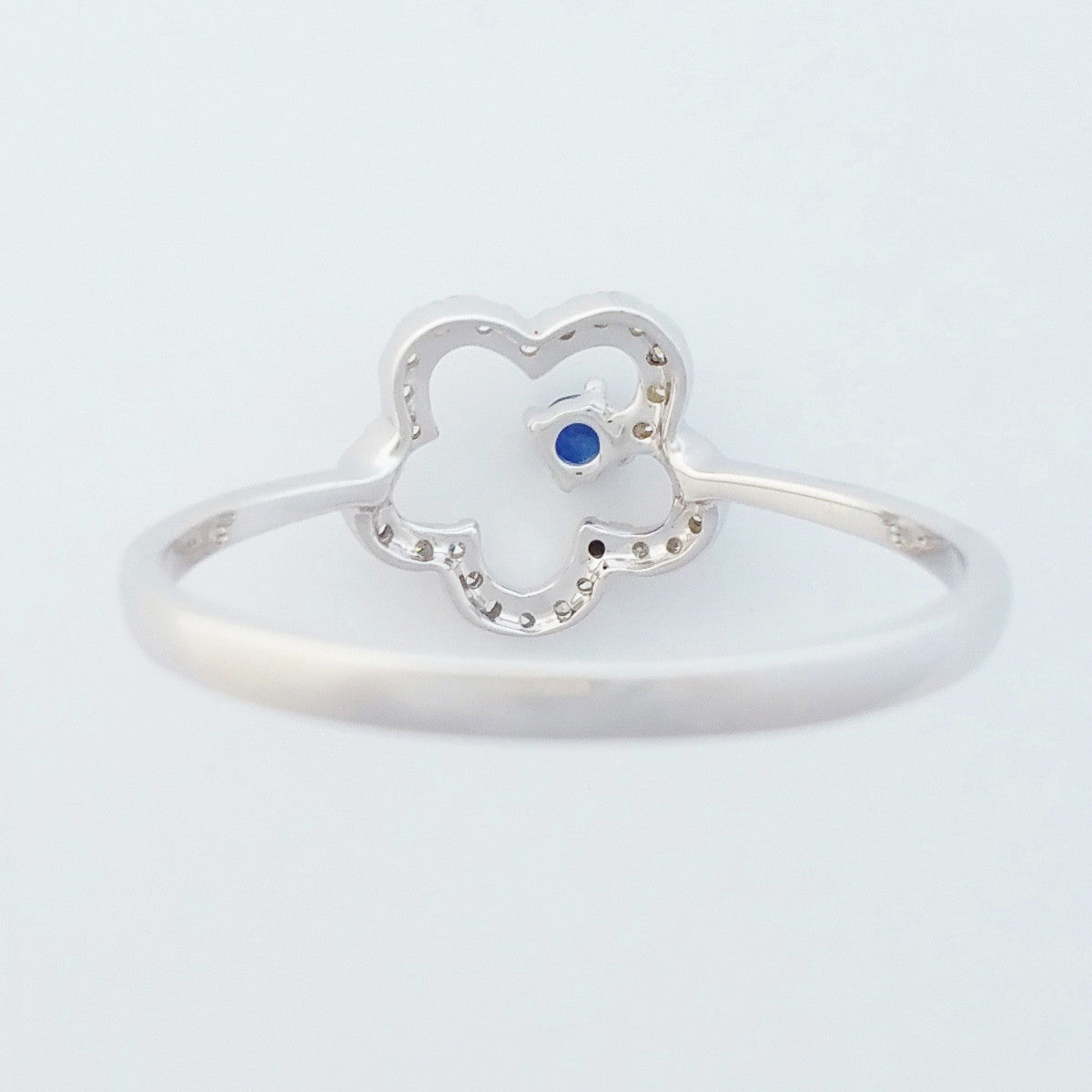 9K SOLID WHITE GOLD 0.05CT NATURAL SAPPHIRE RING WITH 28 DIAMONDS.