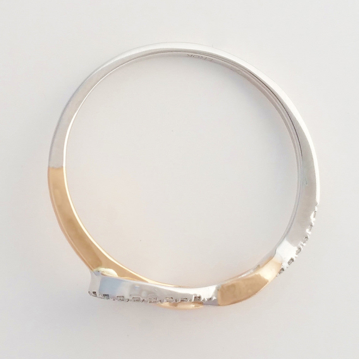 9K SOLID ROSE GOLD & WHITE GOLD INFINITY RING WITH 26 DIAMONDS.