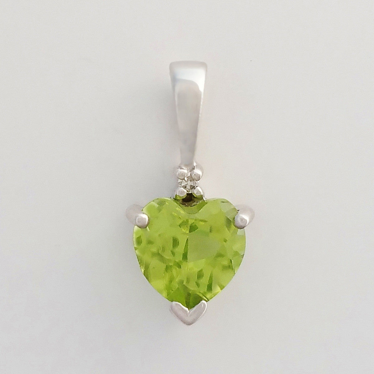9K SOLID WHITE GOLD 0.50CT NATURAL PERIDOT AND DIAMOND PENDANT.