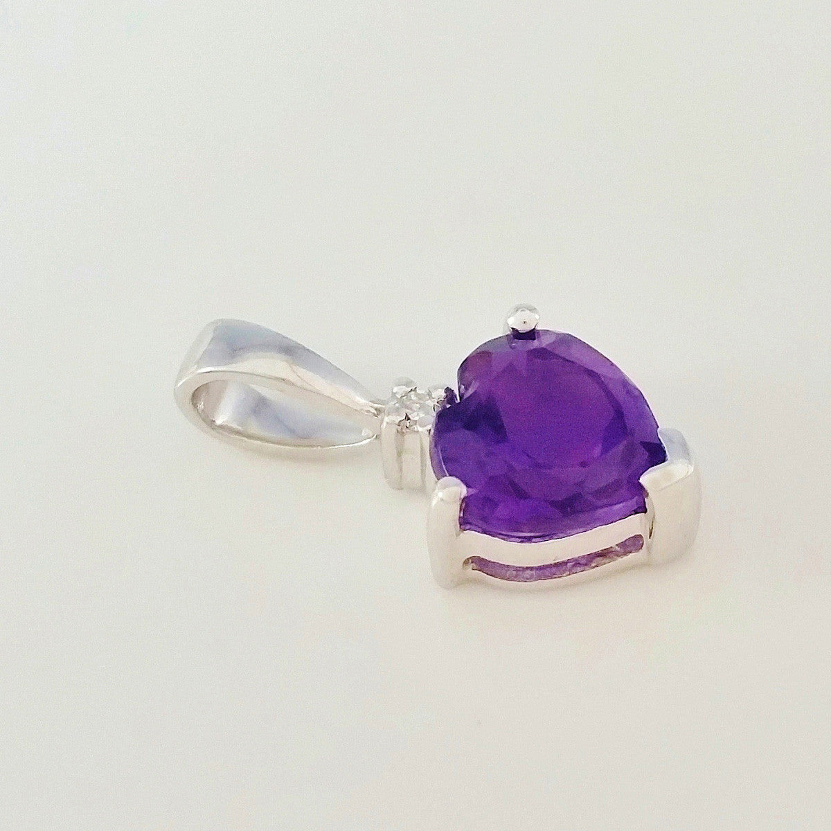 9K SOLID WHITE GOLD 0.50CT NATURAL AMETHYST AND DIAMOND PENDANT.