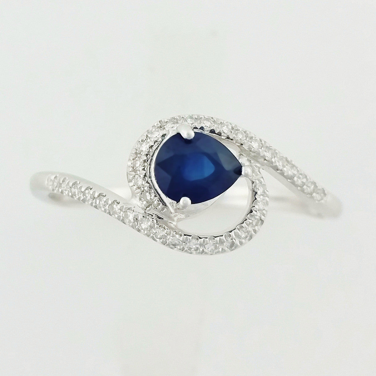 9K SOLID WHITE GOLD 0.50CT NATURAL SAPPHIRE RING WITH 34 DIAMONDS.