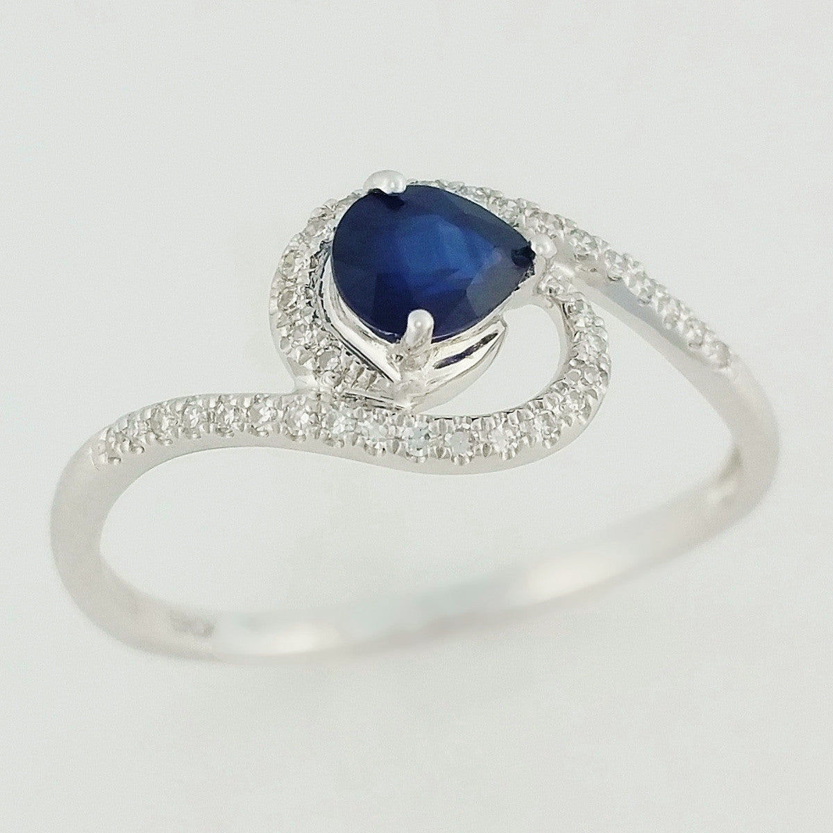 9K SOLID WHITE GOLD 0.50CT NATURAL SAPPHIRE RING WITH 34 DIAMONDS.