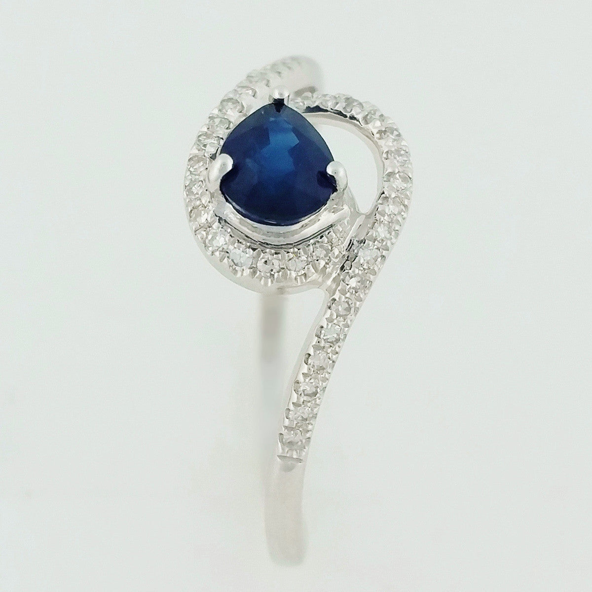 9K SOLID WHITE GOLD 0.50CT NATURAL SAPPHIRE RING WITH 34 DIAMONDS.