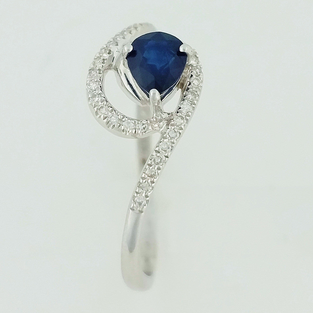 9K SOLID WHITE GOLD 0.50CT NATURAL SAPPHIRE RING WITH 34 DIAMONDS.