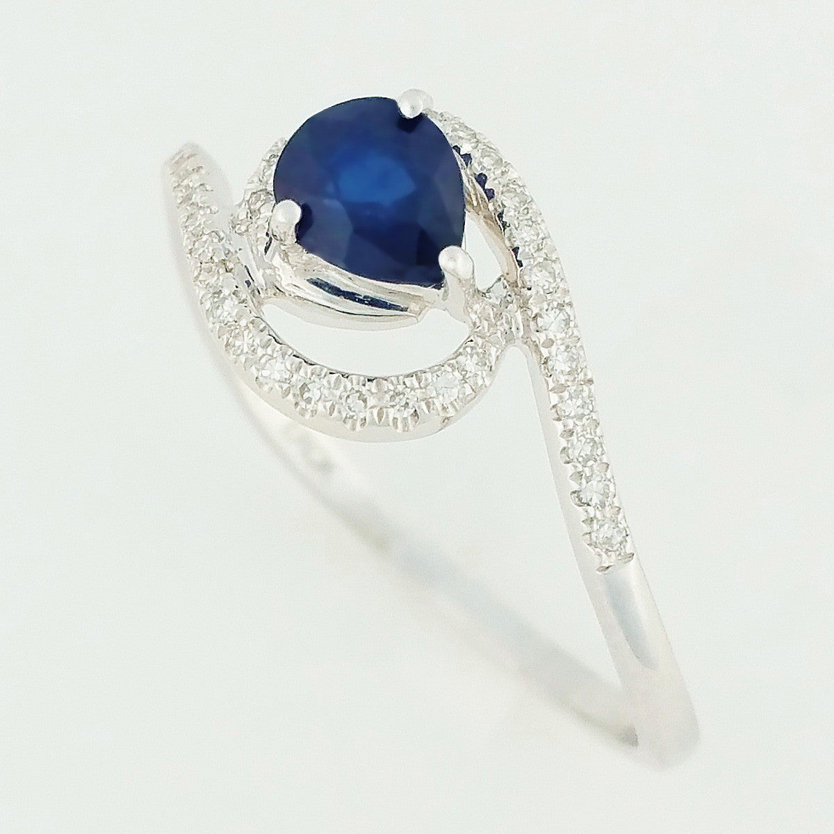 9K SOLID WHITE GOLD 0.50CT NATURAL SAPPHIRE RING WITH 34 DIAMONDS.