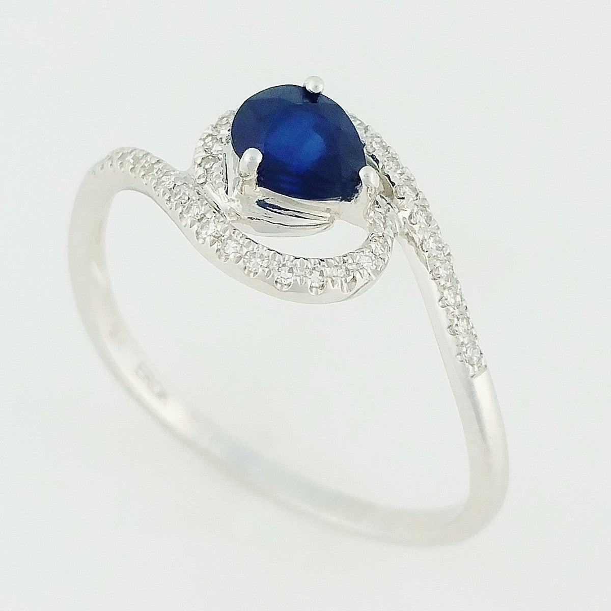 9K SOLID WHITE GOLD 0.50CT NATURAL SAPPHIRE RING WITH 34 DIAMONDS.