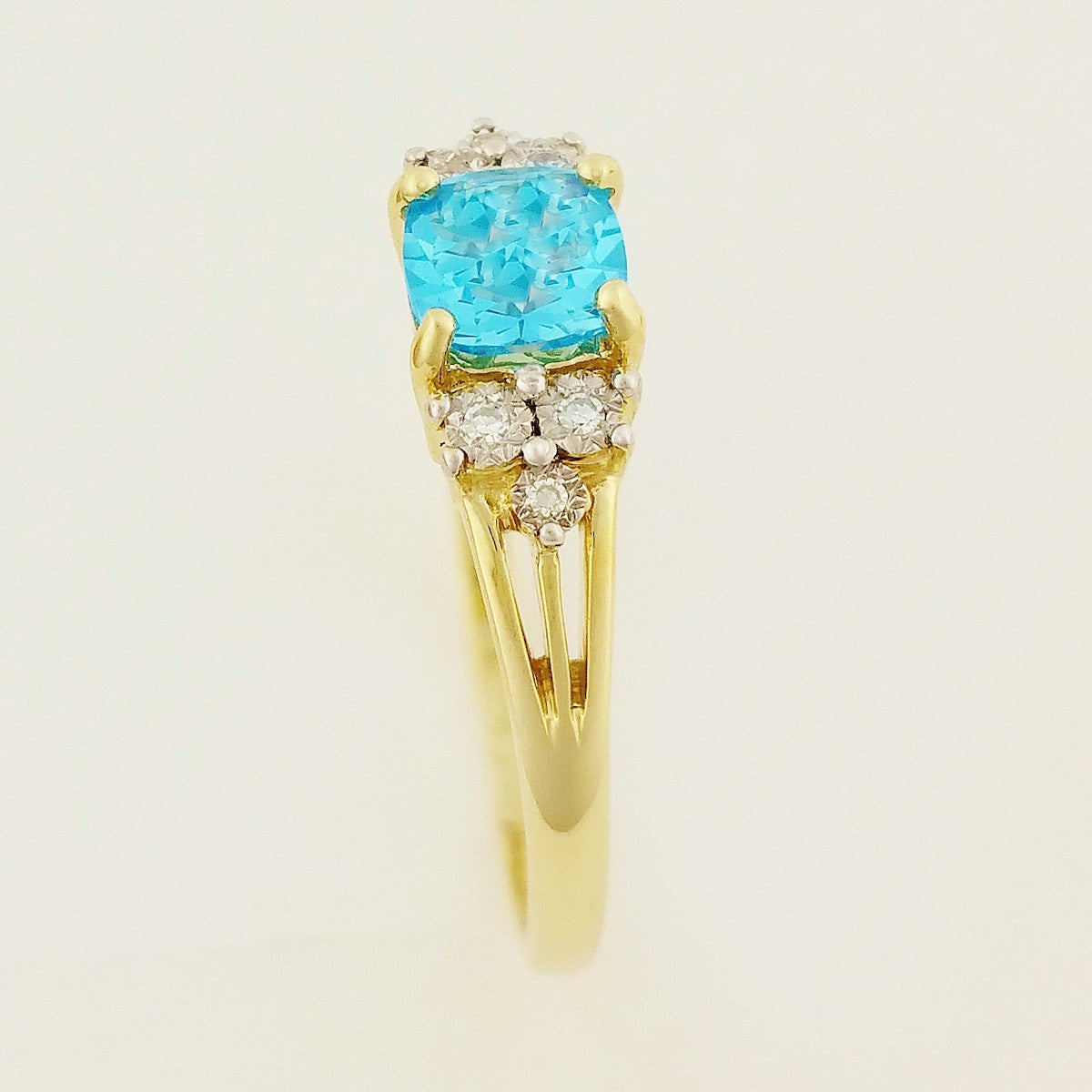9K SOLID YELLOW GOLD 0.60CT NATURAL BLUE TOPAZ RING WITH 6 DIAMONDS.