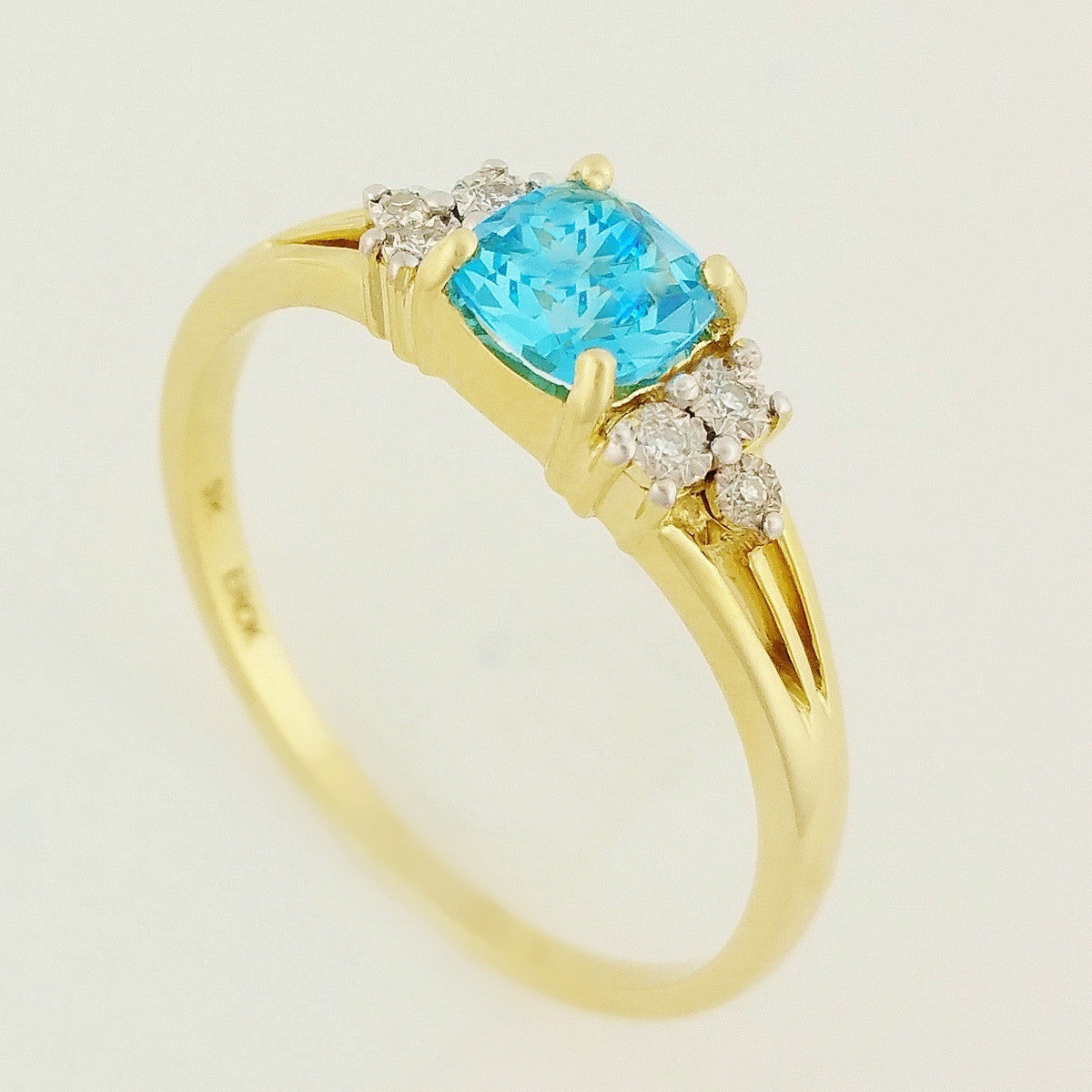 9K SOLID YELLOW GOLD 0.60CT NATURAL BLUE TOPAZ RING WITH 6 DIAMONDS.