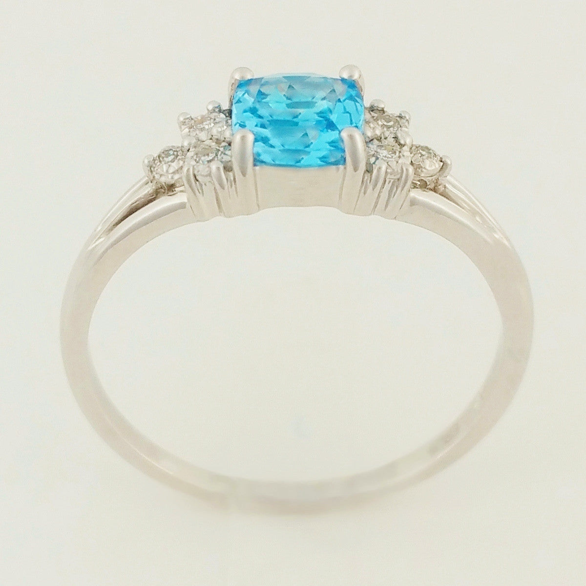 9K SOLID WHITE GOLD 0.60CT NATURAL BLUE TOPAZ RING WITH 6 DIAMONDS.