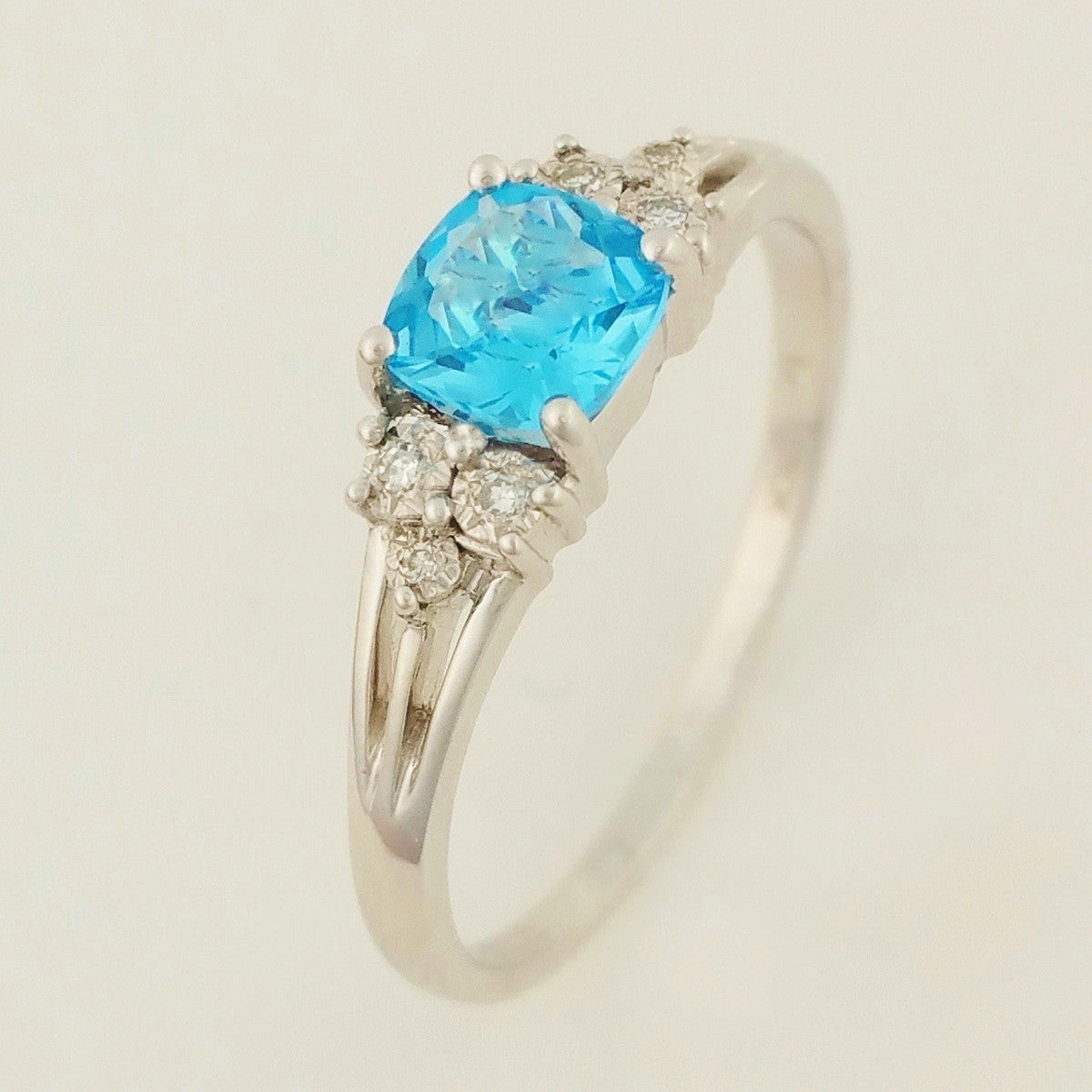 9K SOLID WHITE GOLD 0.60CT NATURAL BLUE TOPAZ RING WITH 6 DIAMONDS.