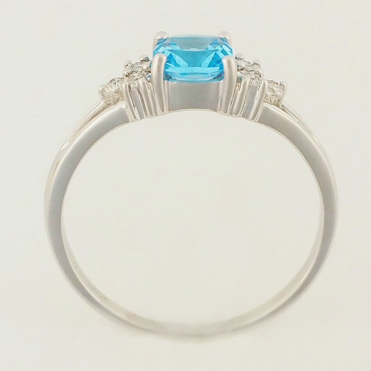 9K SOLID WHITE GOLD 0.60CT NATURAL BLUE TOPAZ RING WITH 6 DIAMONDS.