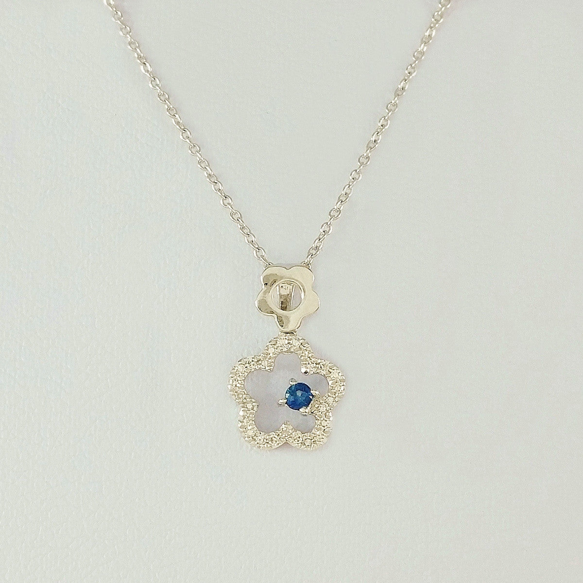 9K SOLID WHITE GOLD 45CM NECKLACE WITH NATURAL SAPPHIRE AND 25 DIAMOND PENDANT.