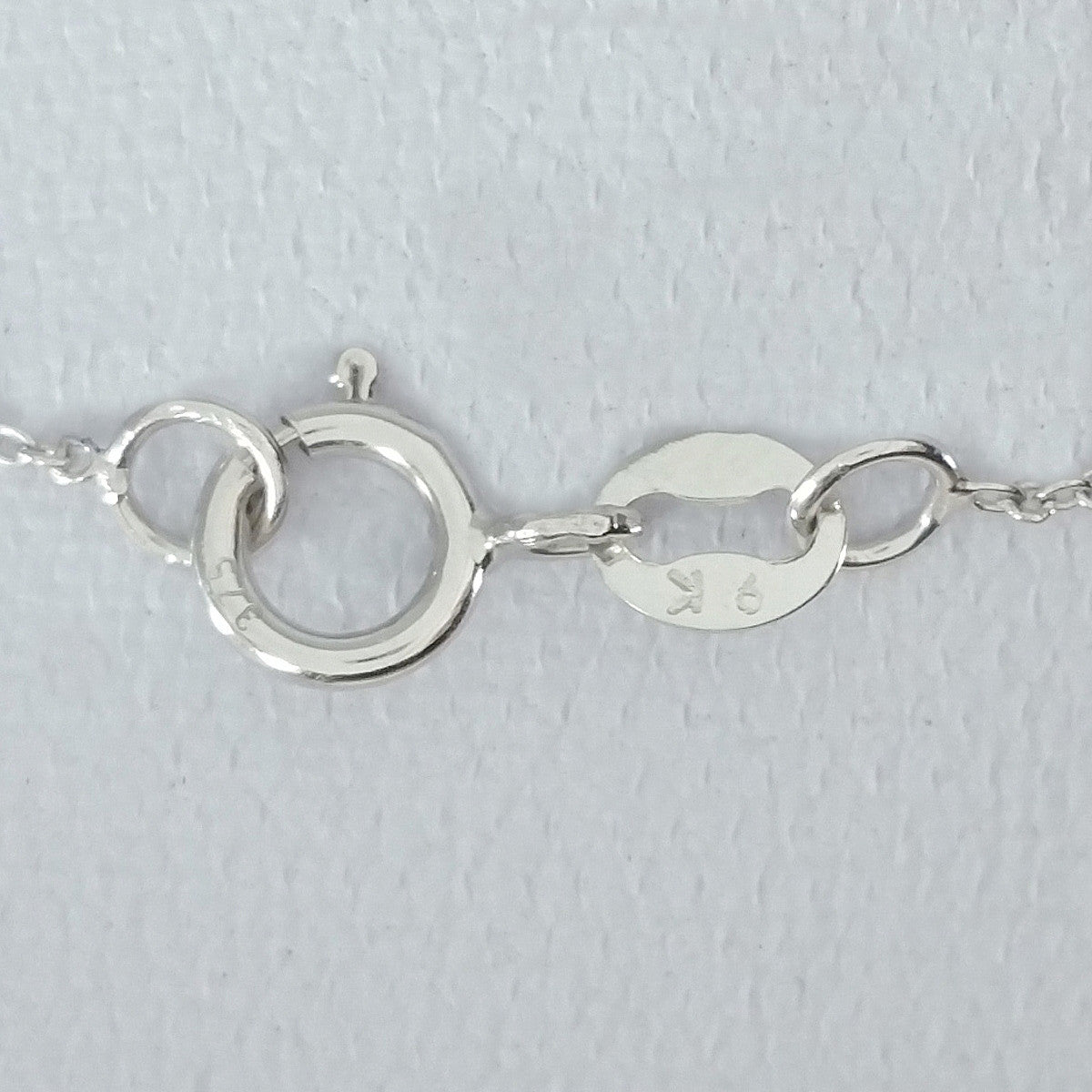9K SOLID WHITE GOLD 45CM NECKLACE WITH NATURAL SAPPHIRE AND 25 DIAMOND PENDANT.