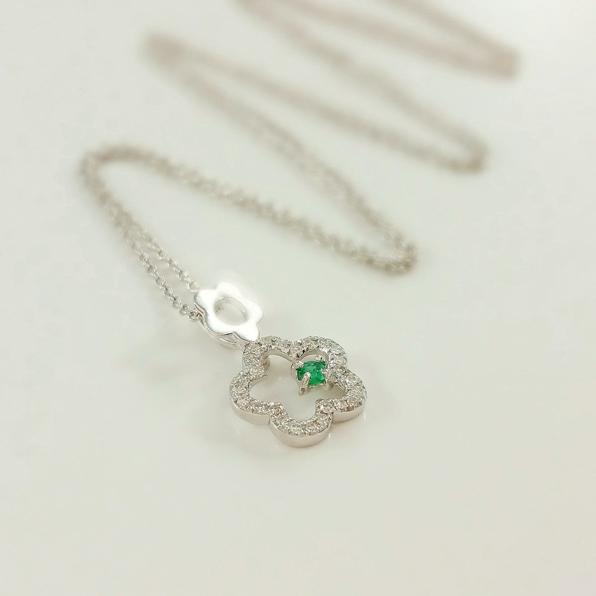 9K SOLID WHITE GOLD 45CM NECKLACE WITH NATURAL EMERALD AND 25 DIAMOND PENDANT.