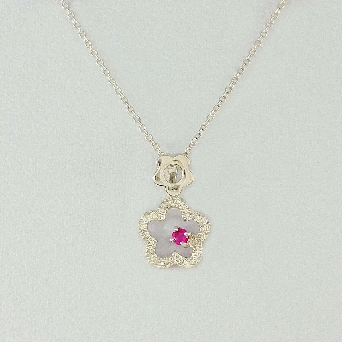 9K SOLID WHITE GOLD 45CM NECKLACE WITH NATURAL RUBY AND 25 DIAMOND PENDANT.