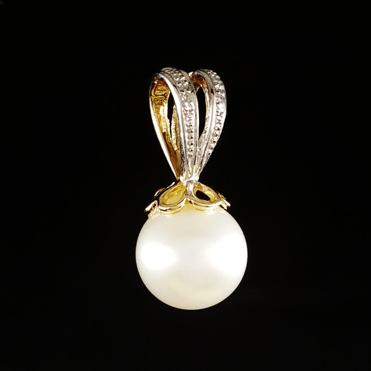 9K SOLID GOLD 8.00MM PEARL AND DIAMOND PENDANT.