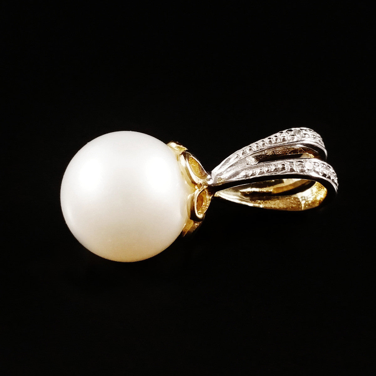 9K SOLID GOLD 8.00MM PEARL AND DIAMOND PENDANT.