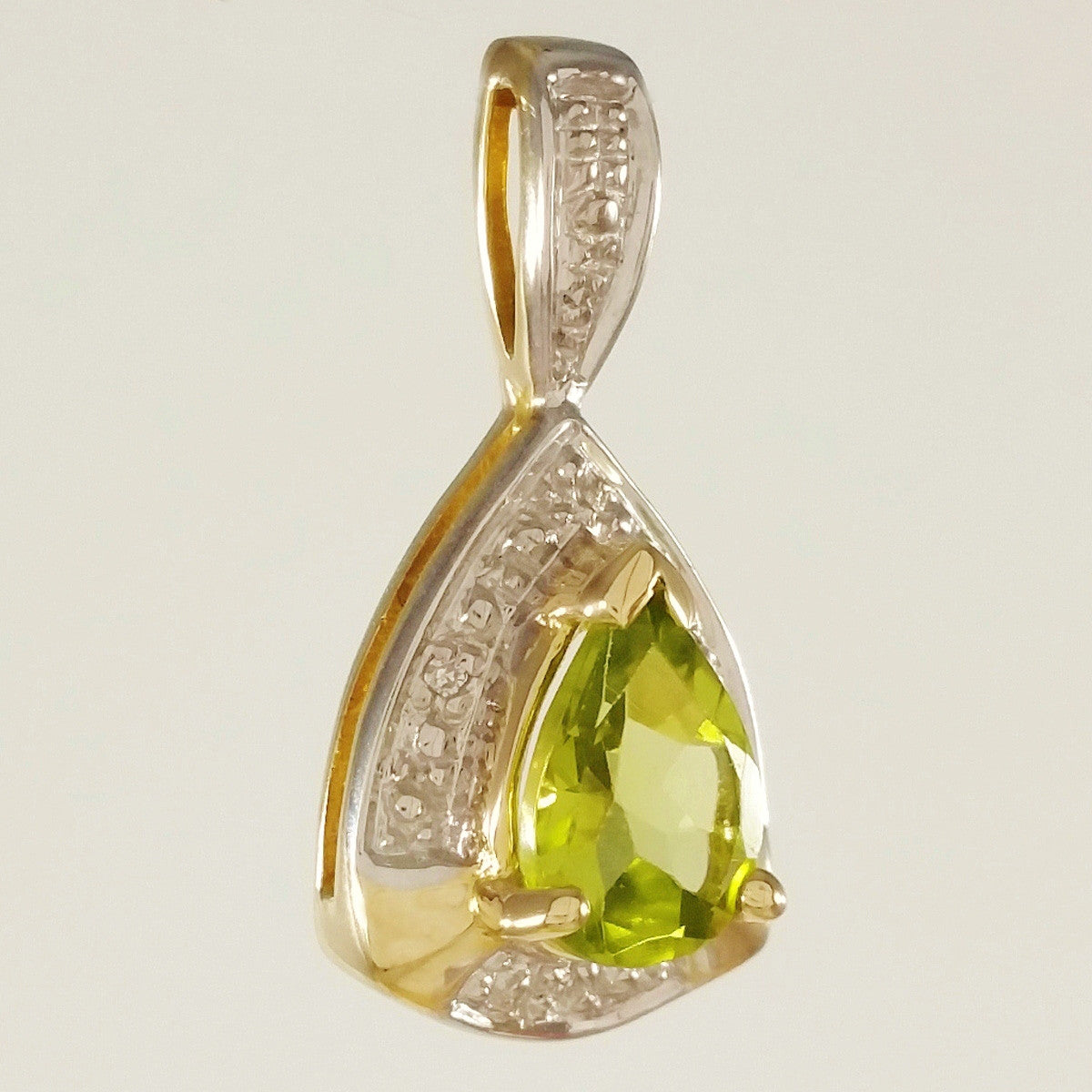 SOLID 9K YELLOW GOLD 0.70CT ART DECO STYLE NATURAL PERIDOT AND DIAMOND PENDANT.