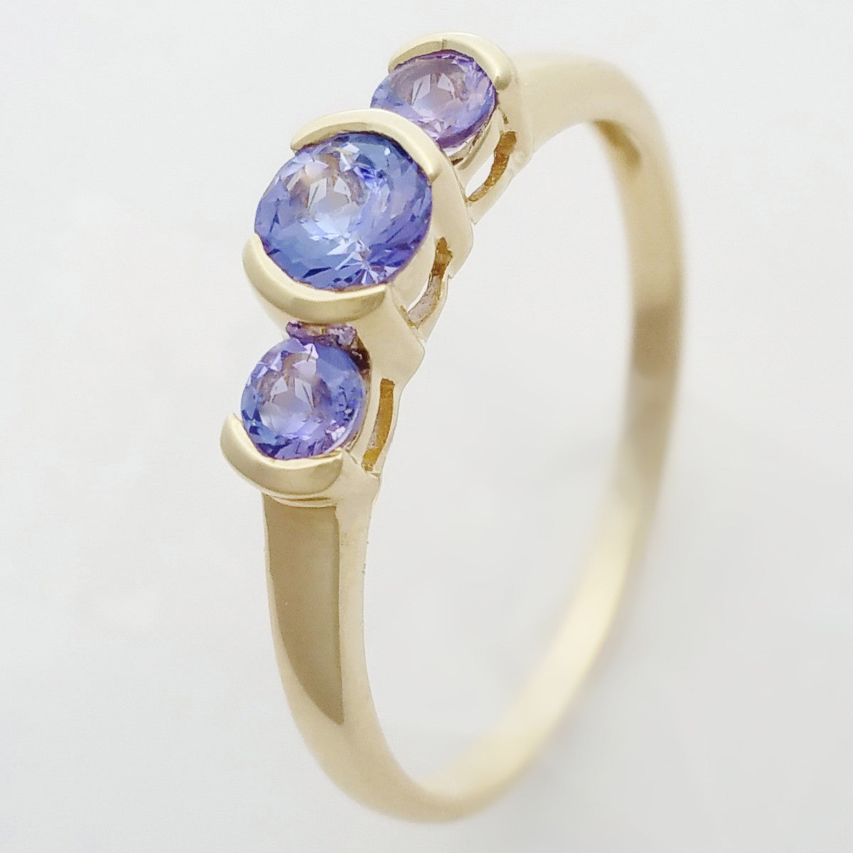 9K SOLID YELLOW GOLD 0.55CT NATURAL TANZANITE 3 STONE RING.