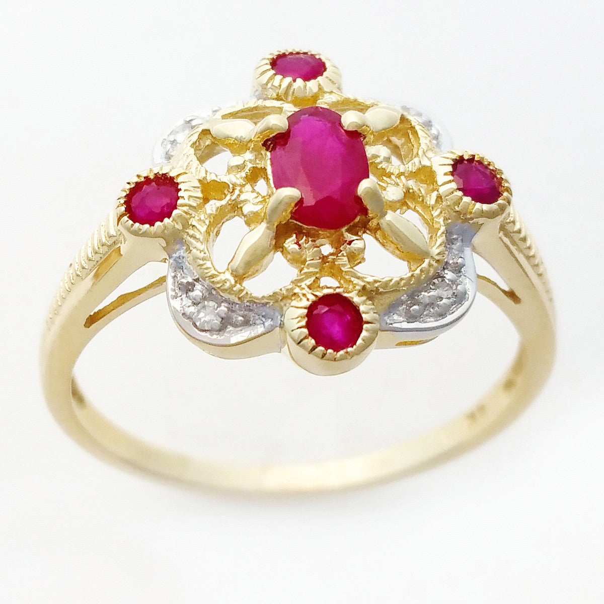 9K SOLID GOLD 0.40CT NATURAL RUBY VINTAGE STYLE RING WITH 4 DIAMONDS.