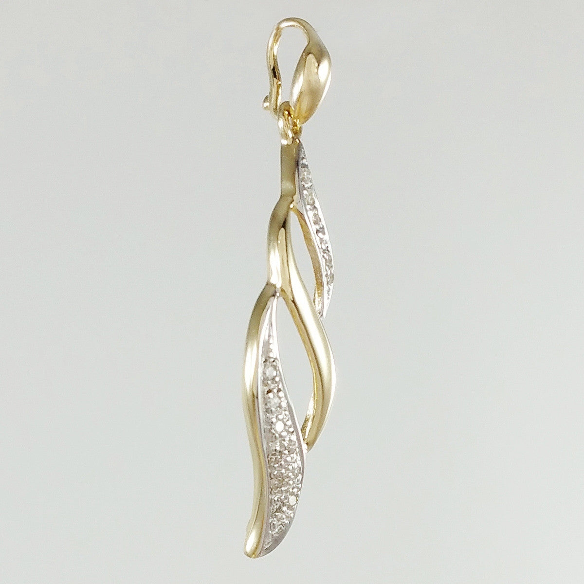 9K SOLID GOLD ELEGANT DESIGN PENDANT WITH 16 DIAMONDS.