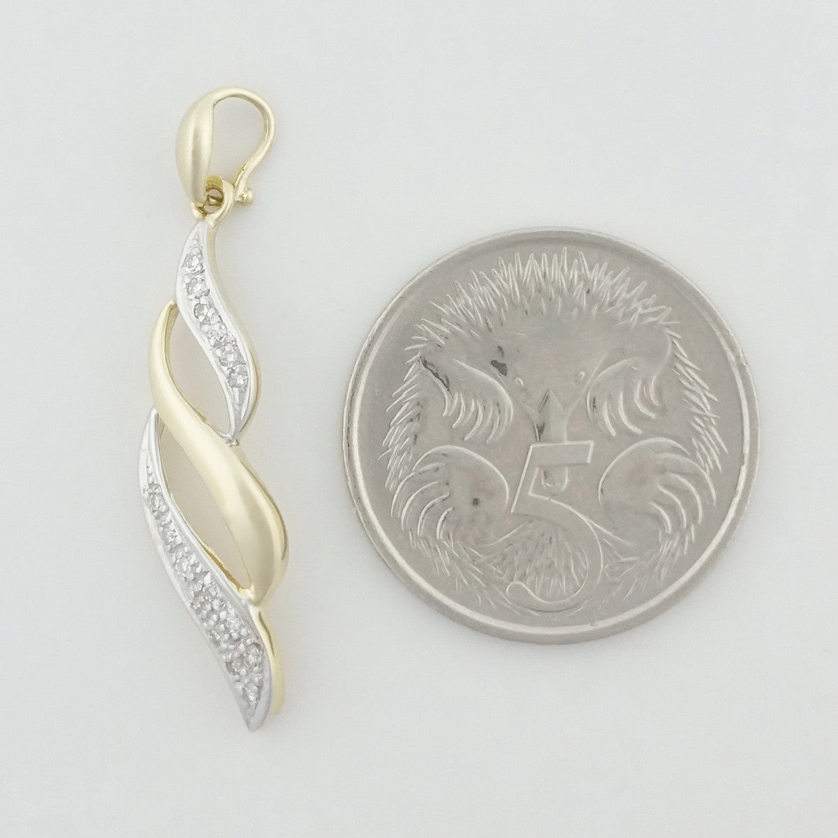 9K SOLID GOLD ELEGANT DESIGN PENDANT WITH 16 DIAMONDS.