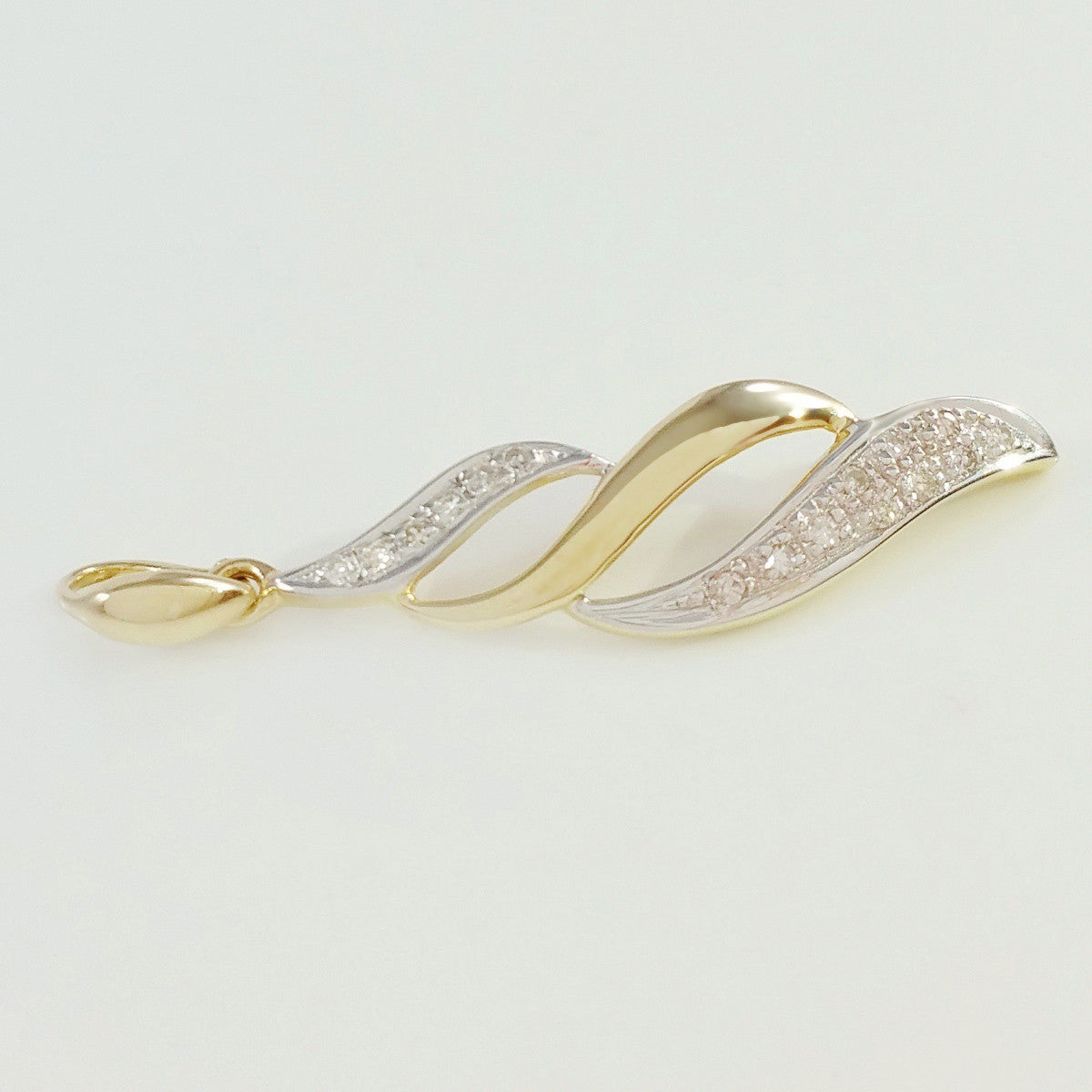 9K SOLID GOLD ELEGANT DESIGN PENDANT WITH 16 DIAMONDS.