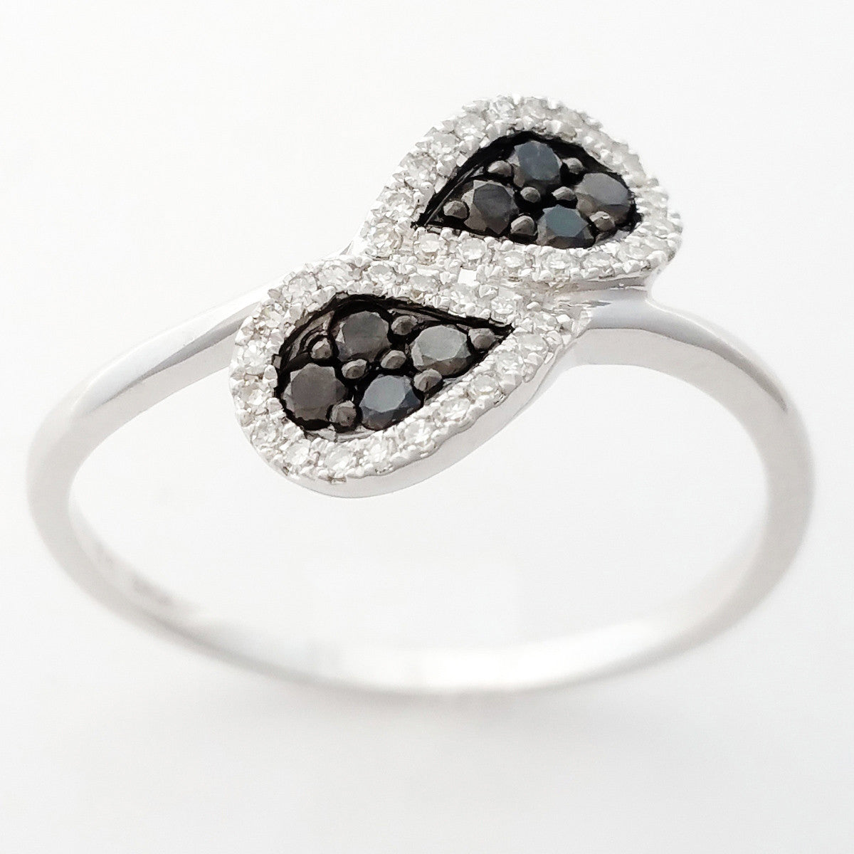 9K SOLID WHITE GOLD NATURAL 8 BLACK DIAMOND & 38 WHITE DIAMOND RING.