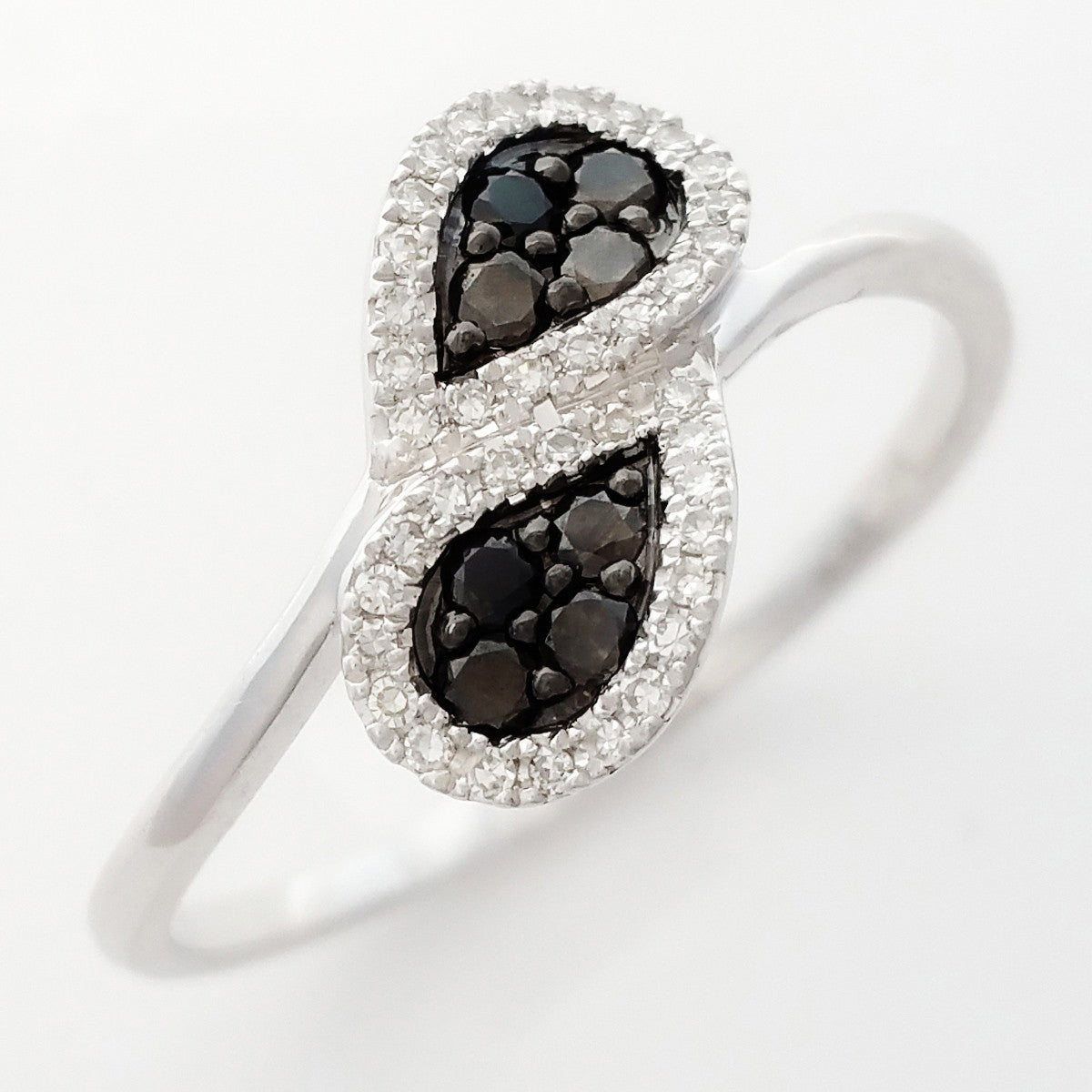 9K SOLID WHITE GOLD NATURAL 8 BLACK DIAMOND & 38 WHITE DIAMOND RING.
