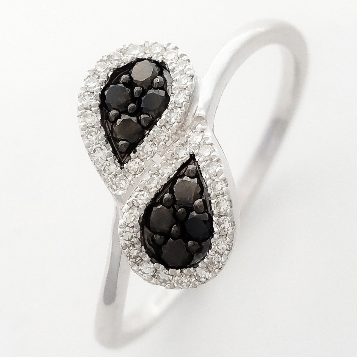 9K SOLID WHITE GOLD NATURAL 8 BLACK DIAMOND & 38 WHITE DIAMOND RING.