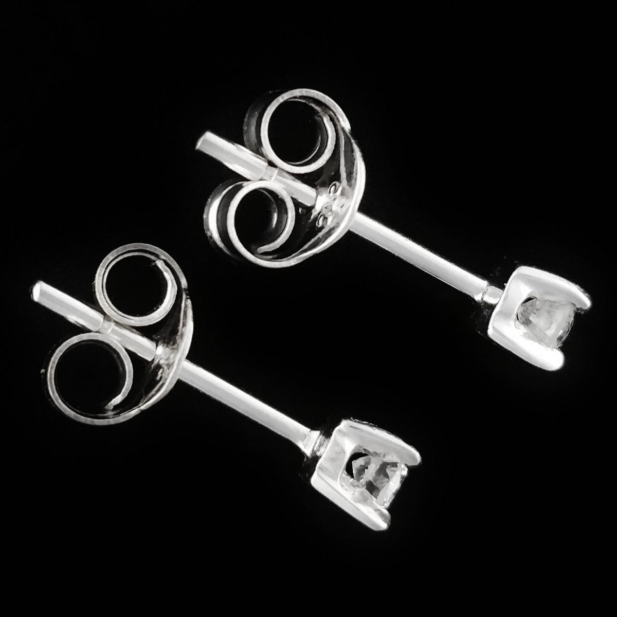 9K SOLID WHITE GOLD 0.10CT NATURAL DIAMOND CLASSIC STUD EARRINGS.