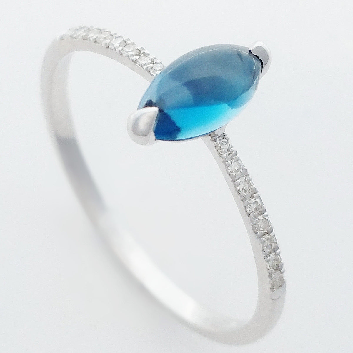 9K SOLID WHITE GOLD 1.00CT NATURAL LONDON BLUE TOPAZ RING WITH 16 DIAMONDS.