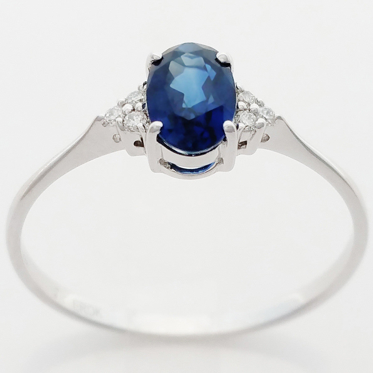 9K SOLID WHITE GOLD 0.50CT NATURAL OVAL BLUE SAPPHIRE RING WITH 6 DIAMONDS.