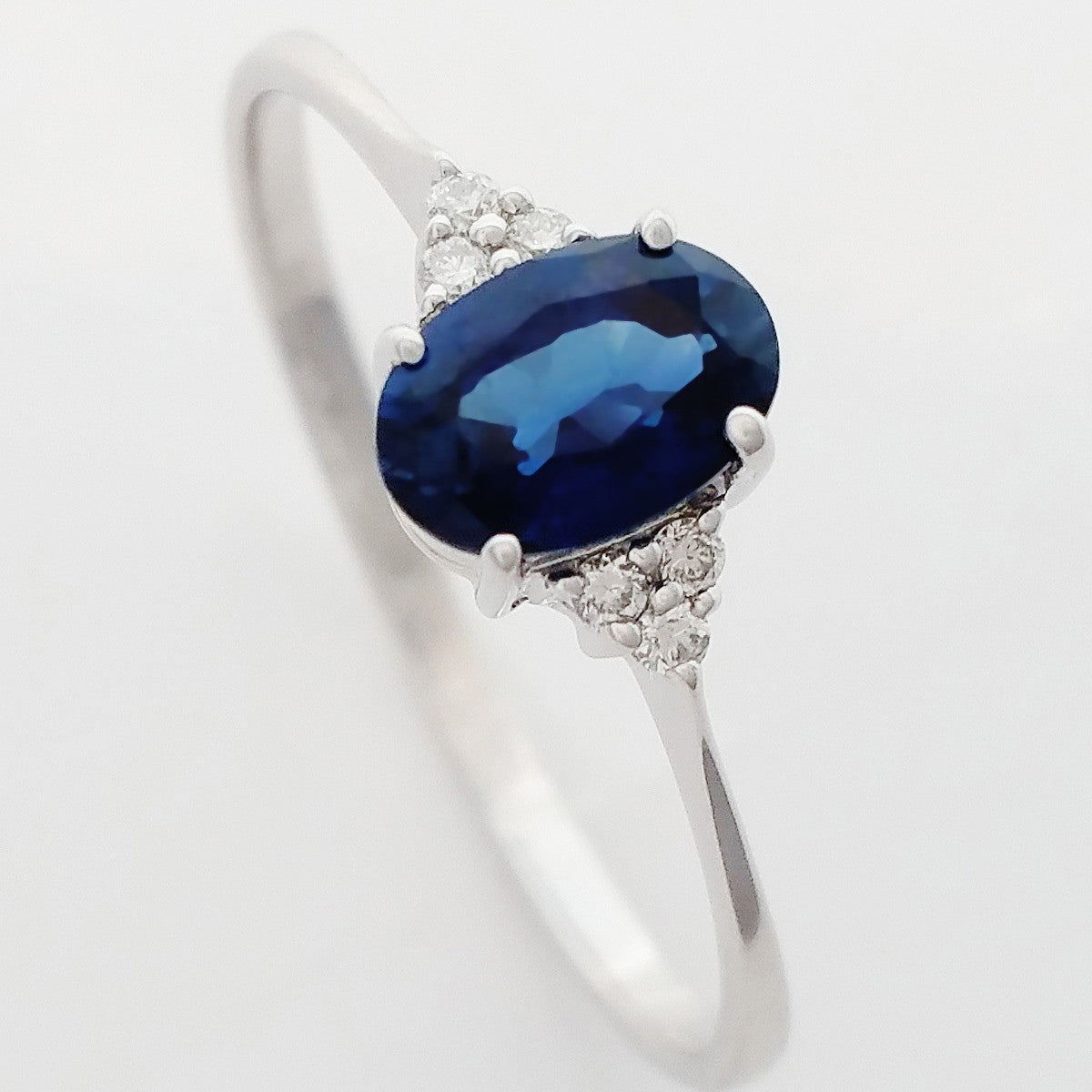 9K SOLID WHITE GOLD 0.50CT NATURAL OVAL BLUE SAPPHIRE RING WITH 6 DIAMONDS.