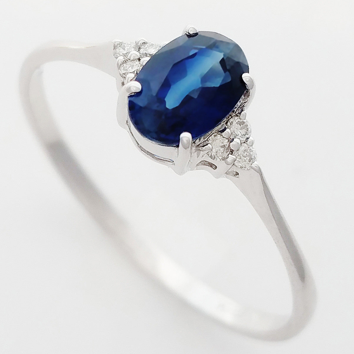 9K SOLID WHITE GOLD 0.50CT NATURAL OVAL BLUE SAPPHIRE RING WITH 6 DIAMONDS.