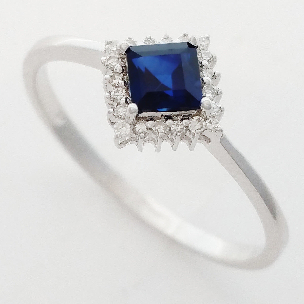 9K SOLID WHITE GOLD 0.50CT NATURAL AUSTRALIAN BLUE SAPPHIRE RING WITH 20 DIAMONDS.