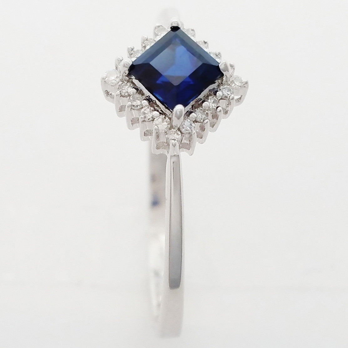 9K SOLID WHITE GOLD 0.50CT NATURAL AUSTRALIAN BLUE SAPPHIRE RING WITH 20 DIAMONDS.