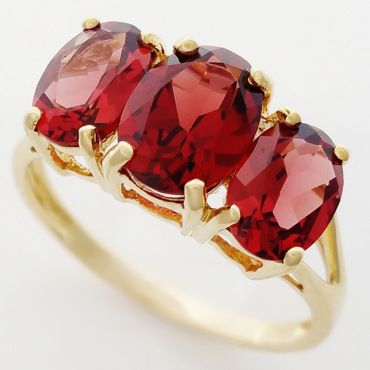 9K SOLID YELLOW GOLD 3.20CT NATURAL ALMANDINE GARNET 3 STONE RING.