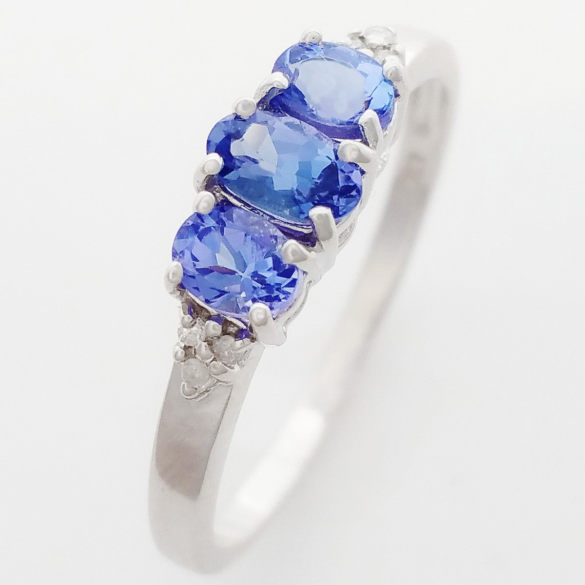 9K SOLID WHITE GOLD 0.60CT NATURAL TANZANITE TRILOGY RING WITH 6 DIAMONDS.